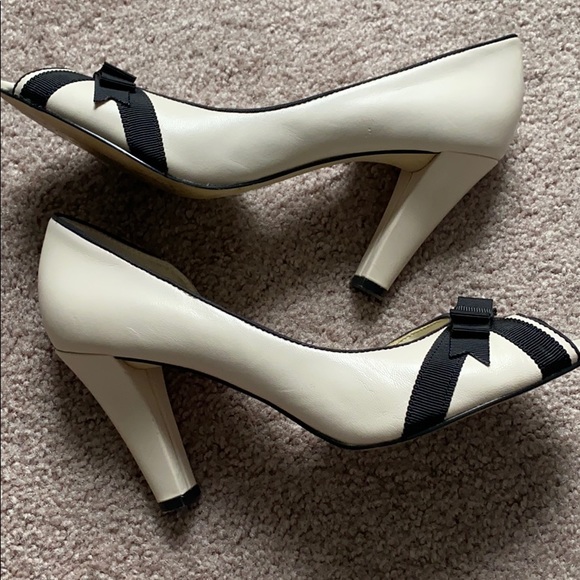 Anne Klein Demos Nude Leather Heel w/ Black Bow - Picture 6 of 14